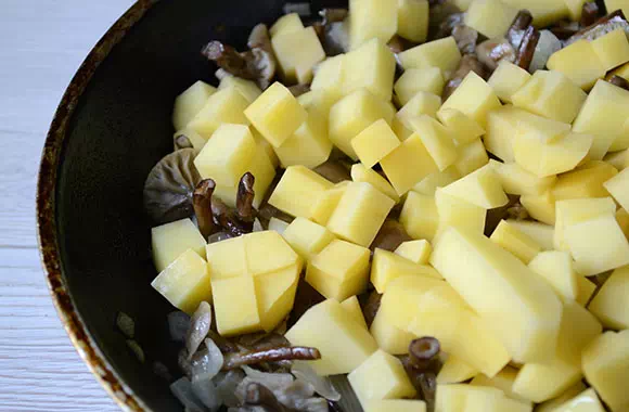 картошка с опятами на сковороде рецепт фото 6